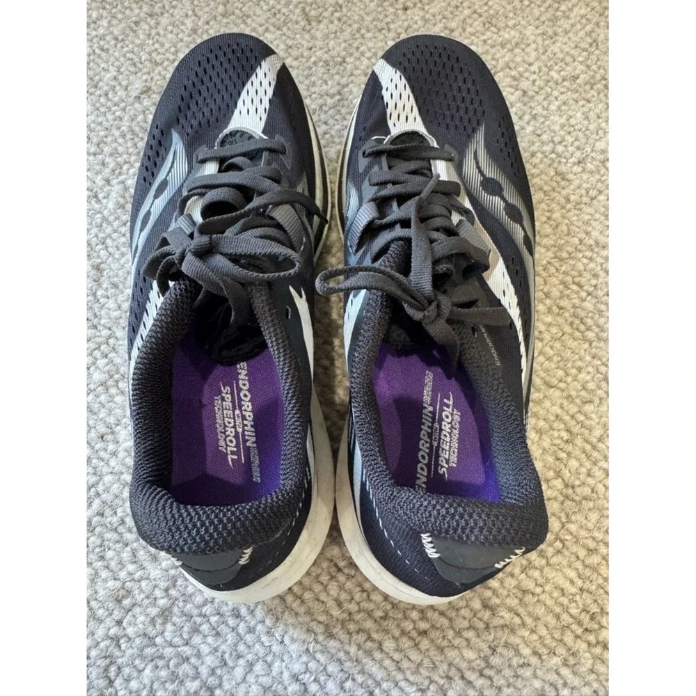 SAUCONY WOMEN'S ENDORPHIN‎ SPEED SIZE 8 IN BLACK AND WHITE